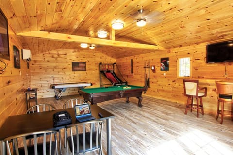 A Hillside Getaway- FREE attraction tickets for each paid day, Hot Tub, Game Room, WIFI Chalet in Sevierville