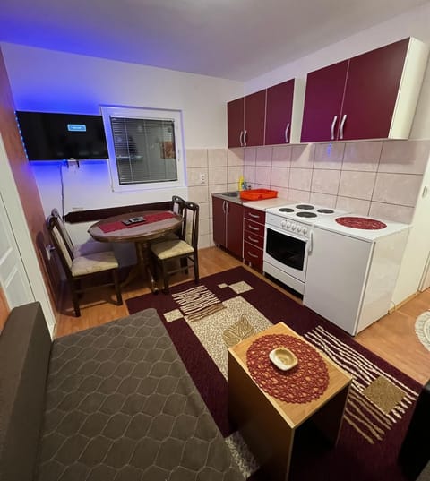 TV and multimedia, Kitchen or kitchenette, Living room, Photo of the whole room, Seating area, Dining area