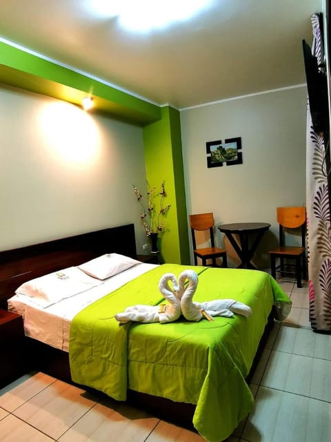 Bed, TV and multimedia, Photo of the whole room, Seating area, Bedroom, towels