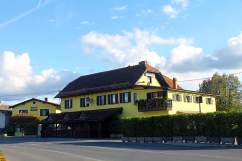 Facade/entrance, Area and facilities