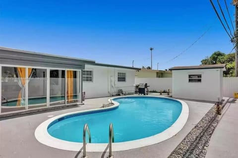 Luxury Pool Villa // 5BD 4BA Villa in Ives Estates