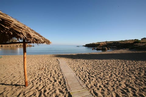 Nearby landmark, Natural landscape, Beach, Area and facilities