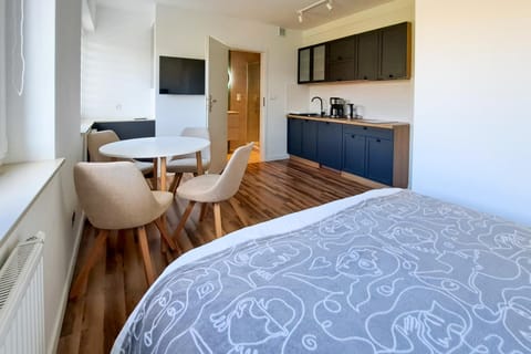 Bed, Kitchen or kitchenette, Seating area