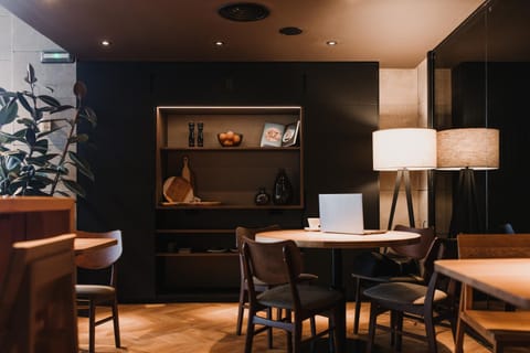 Restaurant/places to eat, Lounge or bar, Decorative detail