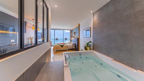 Bed, Natural landscape, Hot Tub, Bathroom, Photo of the whole room, towels