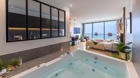 Bed, Hot Tub, Photo of the whole room, Bedroom, towels