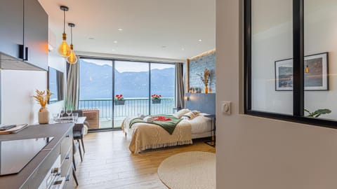 Bed, Natural landscape, TV and multimedia, Photo of the whole room, Lake view