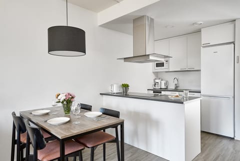 Kitchen or kitchenette, Dining area