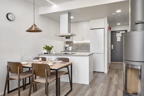 Kitchen or kitchenette, Dining area