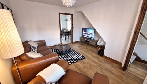Communal lounge/ TV room, TV and multimedia, Living room, Seating area, Dining area