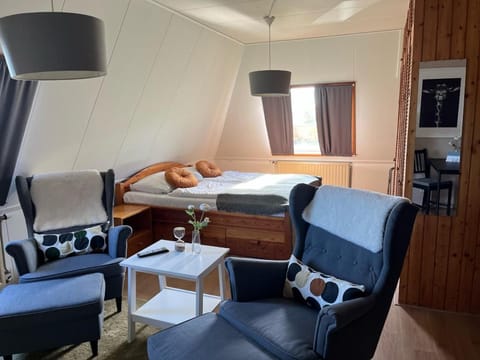 Bed, Seating area