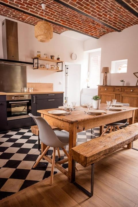 Kitchen or kitchenette, Dining area