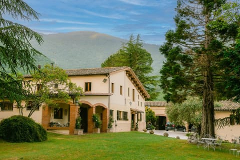 Property building, Spring, Day, Natural landscape, Garden, Garden view, Mountain view