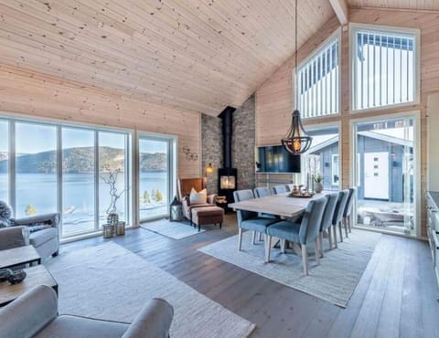TV and multimedia, Dining area, Lake view