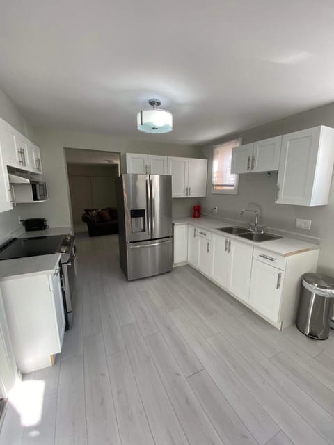 Kitchen or kitchenette, minibar, stove, toaster