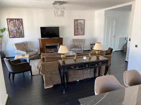 SPLENDIDE APPARTEMENT EN ATTIQUE -GENEVE - CHAMPEL Apartment in Geneva