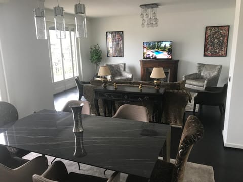 SPLENDIDE APPARTEMENT EN ATTIQUE -GENEVE - CHAMPEL Apartment in Geneva