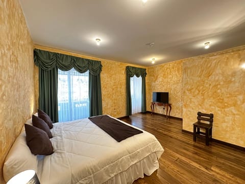 Bed, TV and multimedia, Photo of the whole room, Bedroom