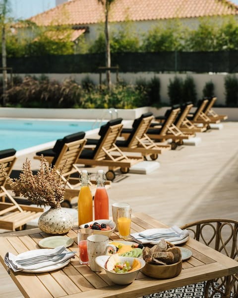 Patio, Food and drinks, Swimming pool, Breakfast, sunbed