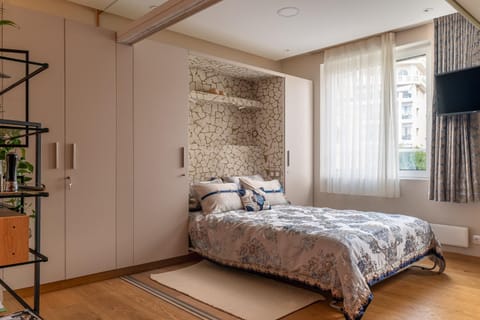 Bed, TV and multimedia, Bedroom