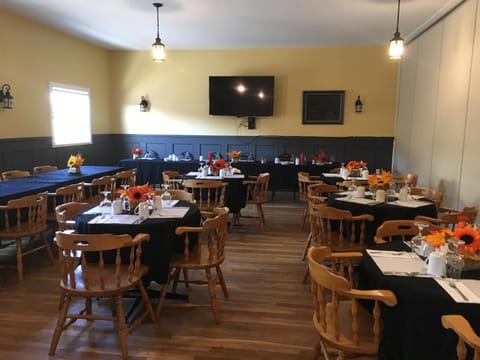 Restaurant/places to eat, Food and drinks, Banquet/Function facilities, On site, Meeting/conference room