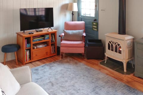 Captivating Patrician Shores Cottage House in Center Harbor