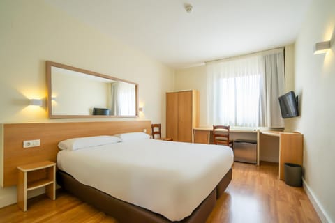 Bed, TV and multimedia, Photo of the whole room, Decorative detail, Bedroom, wardrobe