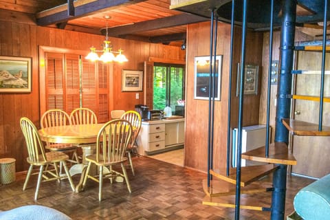 Lake Waukewan Chalet House in Lake Waukewan