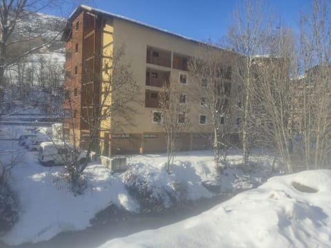 Property building, Skiing, Skiing, View (from property/room), Mountain view, Mountain view, Seasons