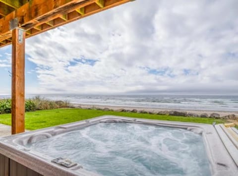 Pelicans Flight - Meredith Lodging House in Rockaway Beach