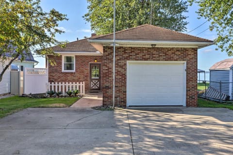 Lakefront Cottage with Fishing and Private Yard! House in Lake Erie