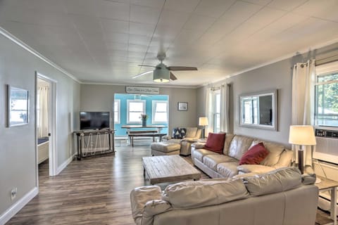 Lakefront Cottage with Fishing and Private Yard! House in Lake Erie