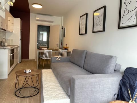 Bed, Seating area, cot, air conditioner