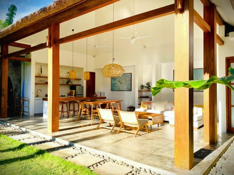 Property building, Patio, Coffee/tea facilities, Living room, Food and drinks, Seating area, Dining area, fireplace, locker, stove, toaster