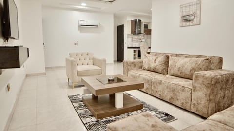 Communal lounge/ TV room, TV and multimedia, Living room, Seating area, Evening entertainment, air conditioner