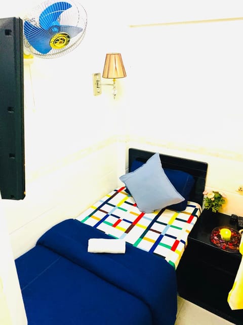 Photo of the whole room, Bedroom, cot