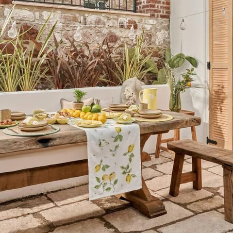 Patio, Food and drinks, Dining area