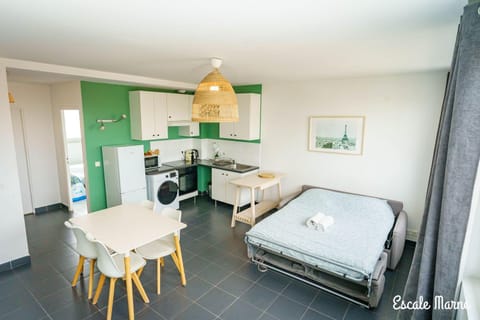 Kitchen or kitchenette, Living room, Seating area, oven, pet friendly, stove