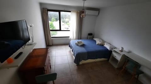 Bed, TV and multimedia, Photo of the whole room, Bedroom, hair dresser