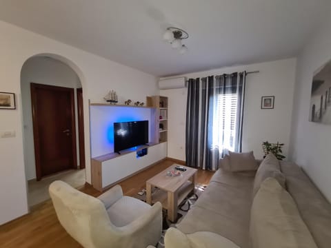 Promenade,5 min Old Town Apartment in Dobrota