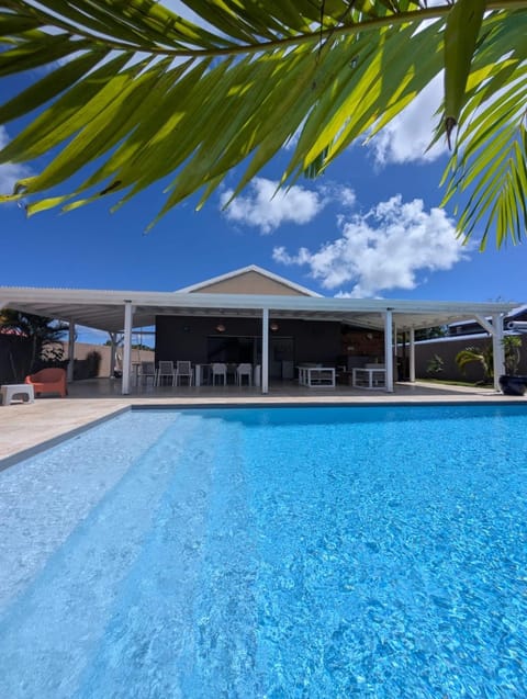 Property building, Day, Pool view, Swimming pool, sunbed