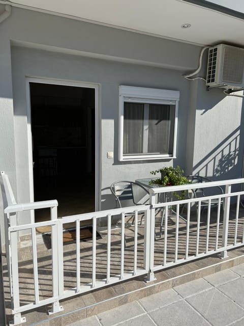 Property building, Day, Balcony/Terrace