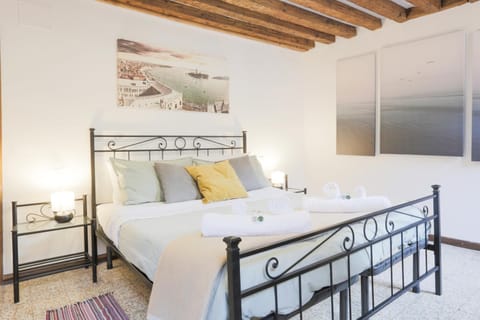 Bedroom, internet, towels