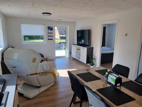 Massage, Massage, Living room