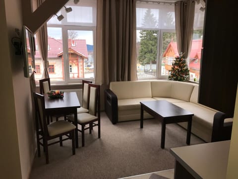 Bed, TV and multimedia, Kitchen or kitchenette, Living room, Seating area, Dining area