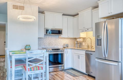 Kitchen or kitchenette, Dining area, dishwasher, minibar, pet friendly, stove, toaster