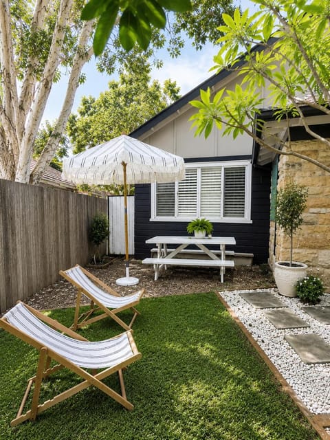 Property building, Patio, Spring, Day, Garden, Garden view, sunbed