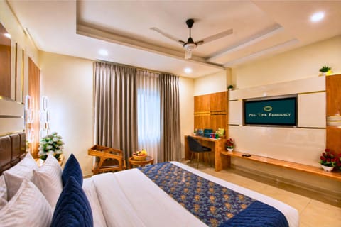 Bed, TV and multimedia, Kitchen or kitchenette, Living room, Photo of the whole room, Seating area, Bedroom, fireplace