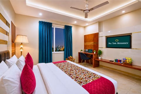 Bed, TV and multimedia, Living room, Photo of the whole room, Seating area, Bedroom, fireplace, air conditioner