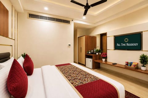 Bed, TV and multimedia, Living room, Photo of the whole room, Seating area, Bedroom, fireplace, air conditioner